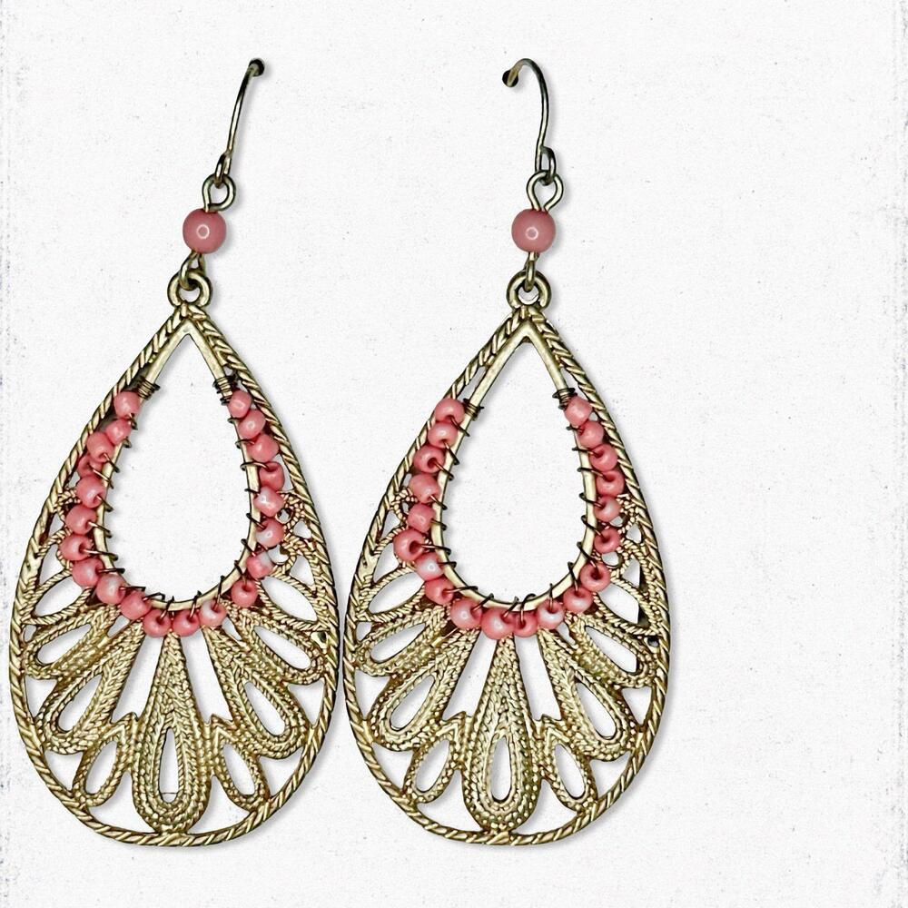 5533. Coral and Goldtone Statement Earrings